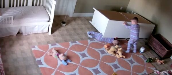 В США двухлетний ребенок спас брата-близнеца В США двухлетний ребенок спас брата-близнеца - Sputnik Молдова