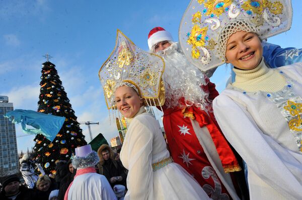 Дед Мороз со Снегурочками на новогоднем параде в центре Минска. - Sputnik Молдова