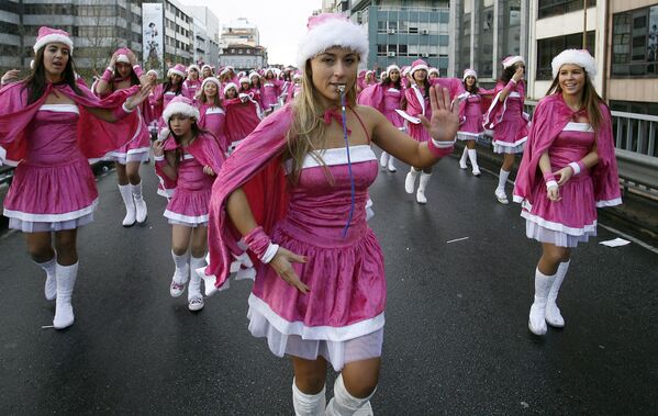 Девушки в костюмах Санта-Клауса на ежегодном параде в Порто. - Sputnik Молдова