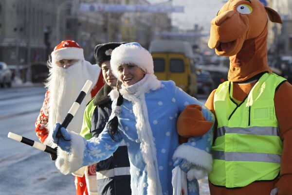 Angajații Inspecției de Stat pentru Securitate Rutieră în costume de Moș Gerilă și Albă ca Zăpada la Minsk. - Sputnik Moldova-România