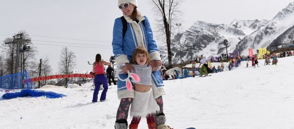 Участники карнавала на горнолыжном курорте Роза Хутор в Сочинском национальном парке. - Sputnik Молдова