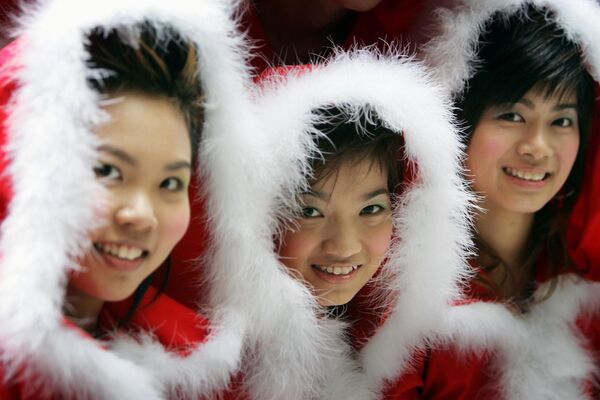 Танцовщицы в костюмах Санта-Клауса в Гонконге. - Sputnik Молдова