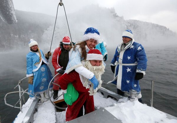 Membri ai clubului de iahturi ”Șkipper”, îmbrăcați în costume de Moș Gerilă și Albă ca Zăpada, se plimbă pe râul Enisei din preajma Krasnoiarskului - Sputnik Moldova