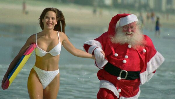 Австралийка и Санта-Клаус на пляже в Квинсленде, Австралия. - Sputnik Moldova-România