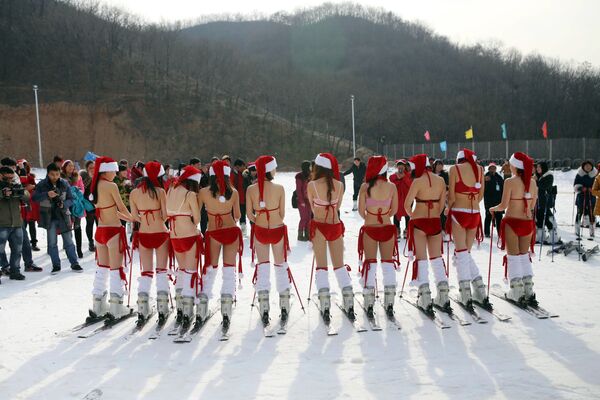 Femei în bikini Santa la stațiunea Xuchang. - Sputnik Moldova-România