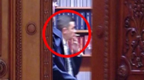 Sorin Grindeanu surprins fumând în Parlamentul României Sorin Grindeanu surprins fumând în Parlamentul României - Sputnik Moldova-România