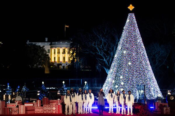 Iolanda Adams evoluează la cea de-a 94-a aprindere a luminilor de pe Pomului de Crăciun din Parcul prezidențial de la Washington, SUA. - Sputnik Moldova