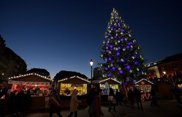 Lumea se plimbă la târgul de Crăciun din Strasbourg, în Estul Franței. - Sputnik Moldova