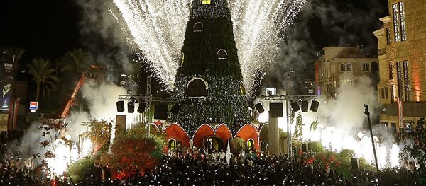 Focurile de artificii și luminile de pe Pomul de sărbătoare luminează cerul deasupra orașului Byblos de pe țărmul libanez, la nord de Beirut. - Sputnik Moldova