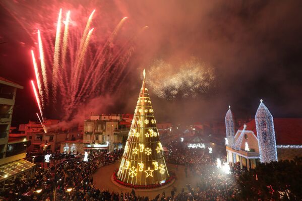 Focuri de artificii lansate cu ocazia aprinderii luminilor de pe Pomul de Crăciun din Liban. - Sputnik Moldova