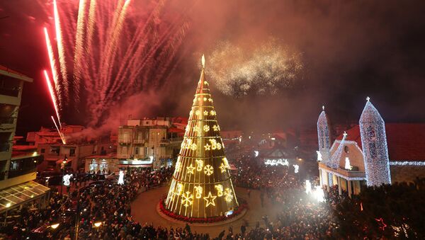 Праздничный салют в честь зажжения рождественской елки в Ливане. - Sputnik Молдова