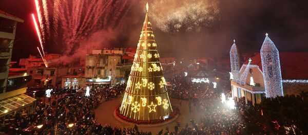 Праздничный салют в честь зажжения рождественской елки в Ливане. - Sputnik Молдова