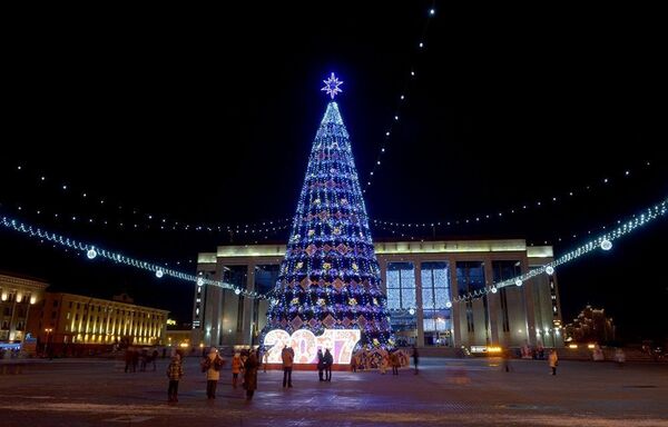 Главная елка страны на площади Независимости в Минске, Беларусь - Sputnik Молдова