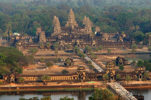 O vedere aeriană a templului Angkor Wat din provincia Siem Reap, la aproximativ 314 kilometri nord-vest de Phnom Penh, 2 martie 2007 - Sputnik Moldova-România
