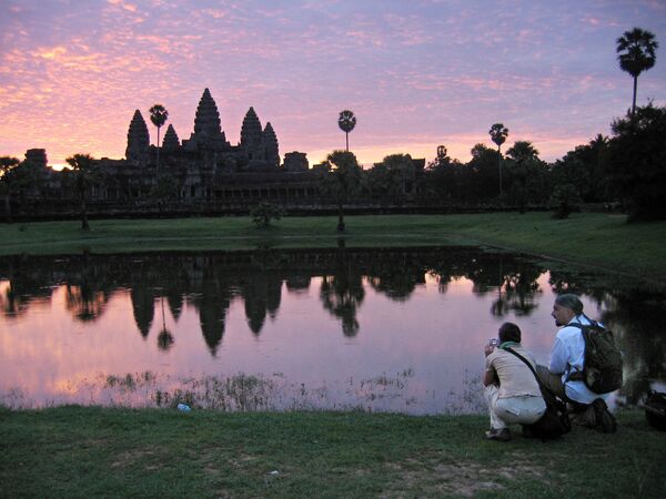 În această zi de 14 iulie 2014 turiștii se uită o priveliște a templului Angkor Wat la rasaritul soarelui, Siem Reap, Cambodgia - Sputnik Moldova-România