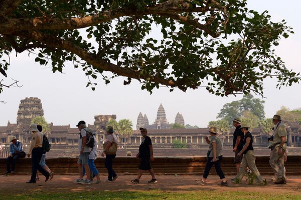 Turiștii vizitează templul Angkor Wat din provincia Siem Reap la 20 martie 2015 - Sputnik Moldova-România