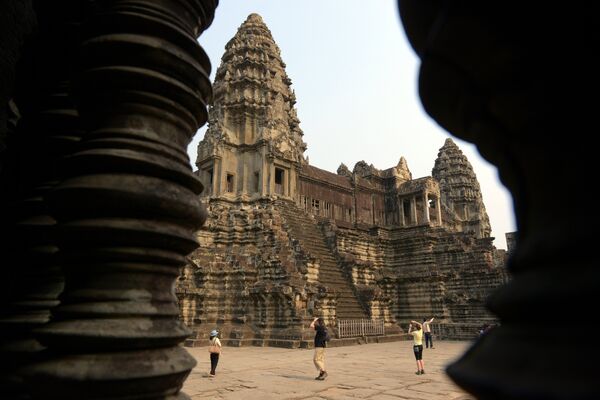 Turiștii fotografiază templul Angkor Wat din provincia Siem Reap la 20 martie 2015 - Sputnik Moldova-România