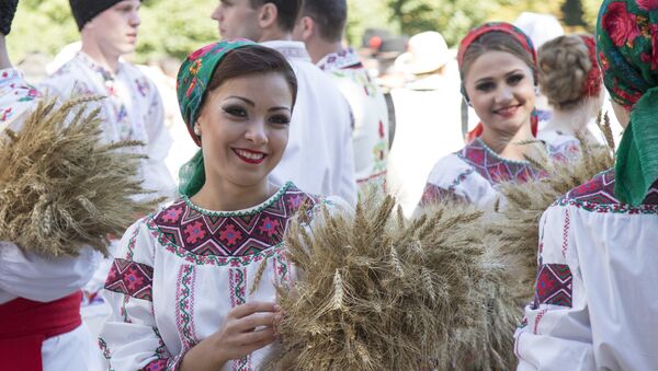 девушки в национальных костюмах - Sputnik Молдова