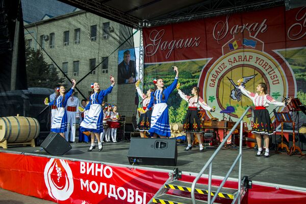 Девушки в национальных костюмах на праздновании Дня вина. - Sputnik Молдова