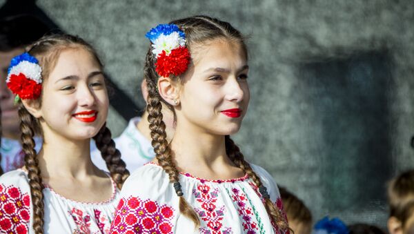 девушки в национальных костюмах  - Sputnik Молдова