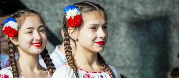 девушки в национальных костюмах  - Sputnik Молдова