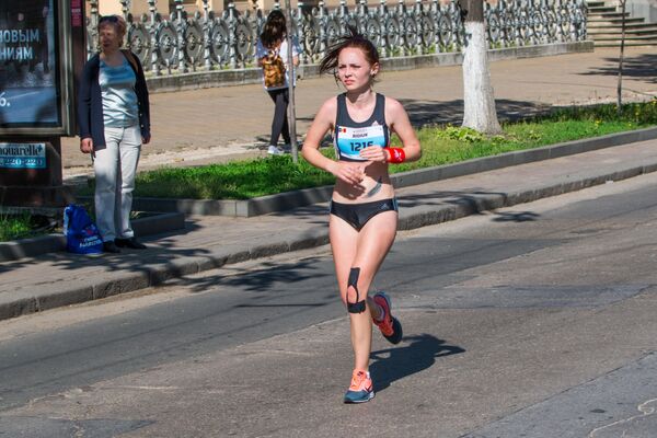 Девушка бежит марафон в Кишиневе в апреле 2016 года - Sputnik Молдова