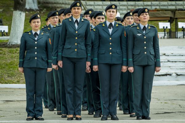 Воспитанницы военной академии Молдовы. - Sputnik Молдова