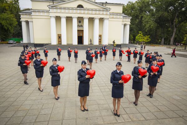 Девушки-полицейские провели флешмоб, посвященный Всемирному дню сердца. - Sputnik Молдова