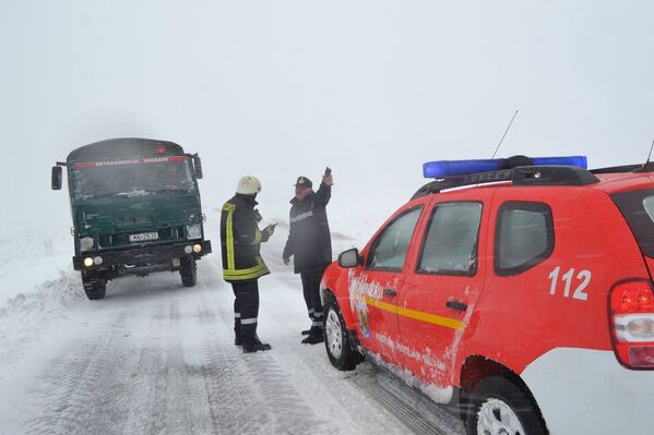 Пожарные на расчищенной дороге, Молдова. - Sputnik Молдова