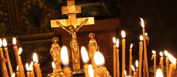 Распятие и свечи Распятие и свечи - Sputnik Молдова