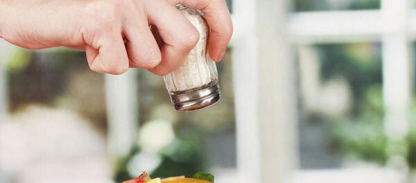 Мужчина солит салат - Sputnik Moldova