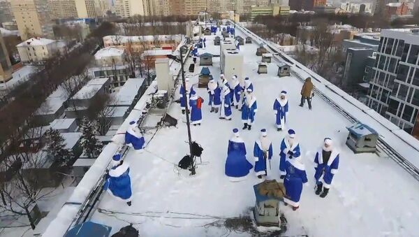 Дед Мороз с крыши: как в одной из больниц Москвы поздравили детей с Рождеством - Sputnik Молдова