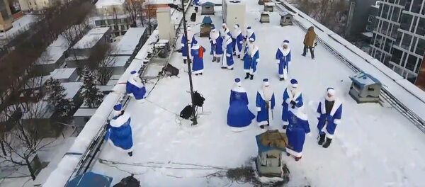 Дед Мороз с крыши: как в одной из больниц Москвы поздравили детей с Рождеством - Sputnik Молдова