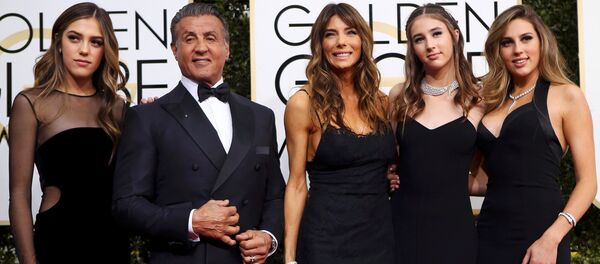 Сильвестр Сталлоне, Дженнифер Флавин, Систин Сталлоне, Скарлет Сталлоне и Софья Сталлоне на 74-й ежегодной премии Золотой глобус в Беверли-Хиллз. - Sputnik Молдова