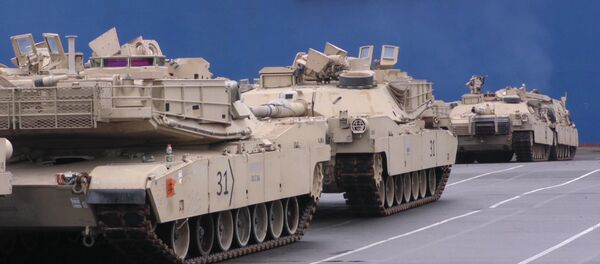 Выгрузка американских танков и бронетехники в немецком порту Бремерхафен - Sputnik Moldova-România