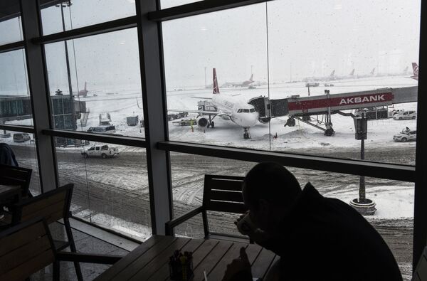 Самолеты Turkish Airlines застряли на взлетной полосе во время сильных снегопадов в международном аэропорту имени Ататюрка в Стамбуле, 9 января 2017 года - Sputnik Молдова