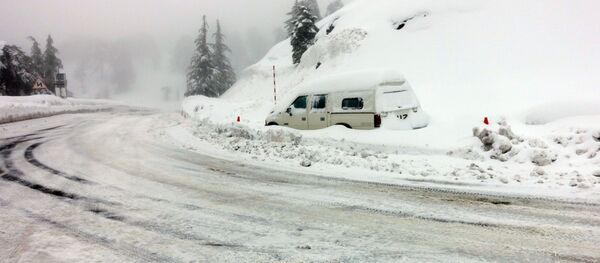 Автомобиль застрял в снегу в Троодос, Кипр. 8 января 2017 года - Sputnik Молдова