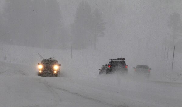 Автомобили проходят через сильный снег на горе Роуз шоссе во время зимнего шторма недалеко от Инклайн-Виллидж, Невада - Sputnik Молдова