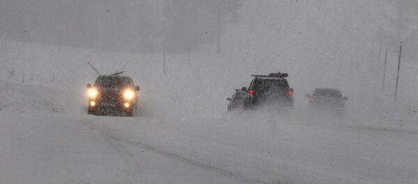 Автомобили проходят через сильный снег на горе Роуз шоссе во время зимнего шторма недалеко от Инклайн-Виллидж, Невада - Sputnik Moldova
