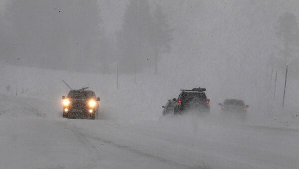 Автомобили проходят через сильный снег на горе Роуз шоссе во время зимнего шторма недалеко от Инклайн-Виллидж, Невада - Sputnik Молдова
