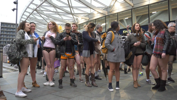 День без штанов – как ежегодный флешмоб прошел в Лондоне и Берлине - Sputnik Moldova-România