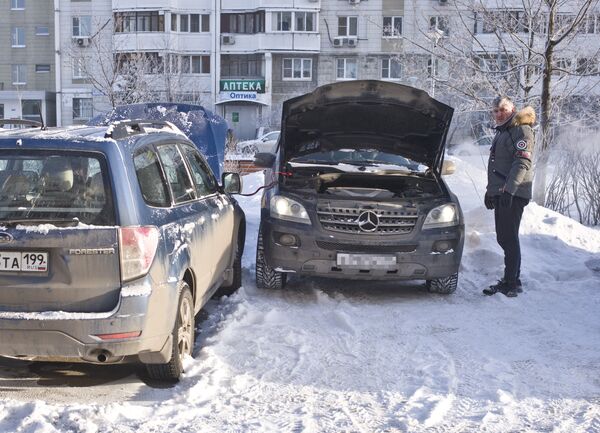 Автомобилист заряжает аккумулятор своего автомобиля в Москве. - Sputnik Молдова