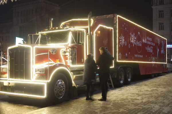 Праздничный грузовик с подарками заезжал и в Кишинев - Sputnik Молдова