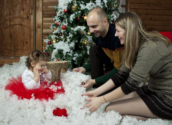 Радость и счастье в тепле, даже от искусственного снега - Sputnik Молдова