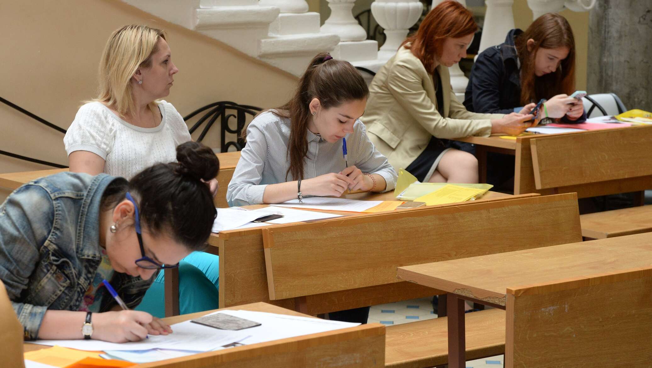 Абитуриент на русском. Экзамен в вузе. Поступить в вуз без ЕГЭ. Поступление в вуз. В вузах недобор.