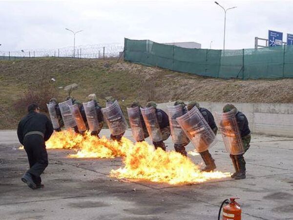 Militari moldoveni din contingentul KFOR-6 participă la exercițiul „fire phobia” Militari moldoveni din contingentul KFOR-6 participă la exercițiul „fire phobia” - Sputnik Moldova