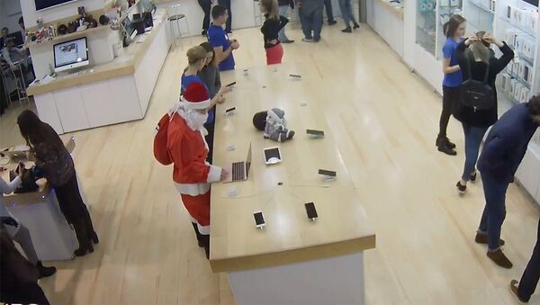 Злой Санта похитил ноутбук Apple из магазина в Тбилиси - Sputnik Молдова