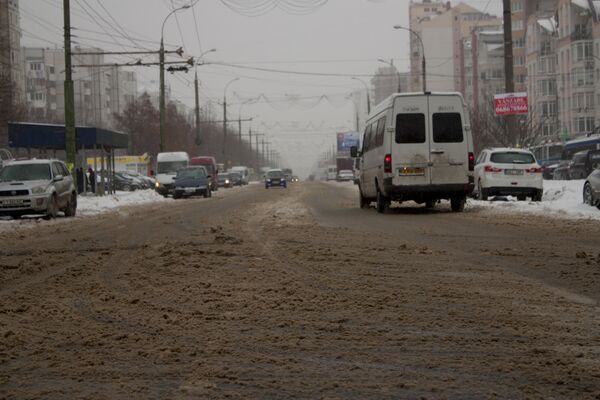 Zăpada de pe străzi se transformă într-un fel de terci. - Sputnik Moldova