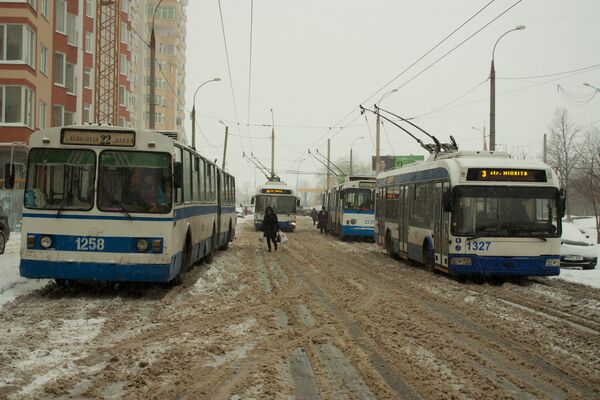 Transportul public se deplasează cu greu pe străzile necurățate. - Sputnik Moldova