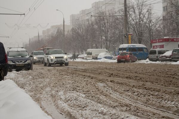 Starea străzilor principale din Chișinău lasă de dorit. - Sputnik Moldova